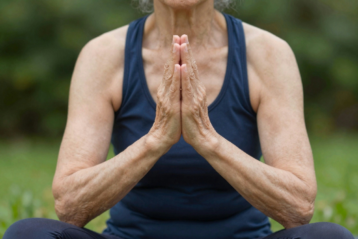 Yoga oltre i 60 anni: posizioni da evitare e quelle che migliorano l'agilità